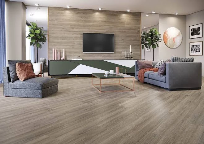 Sala de estar com piso instalado em tom de madeira acinzentada